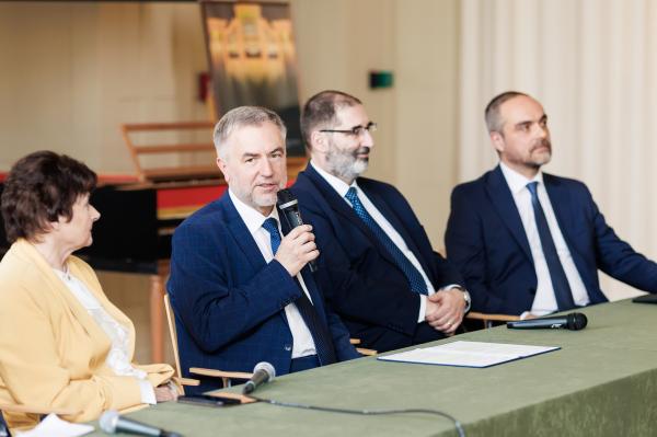 We wtorek 21 maja 2024 r. w murach Akademii Muzycznej im. I.J. Paderewskiego w Poznaniu miało miejsce podsumowanie realizacji dwóch projektów dofinansowanych ze środków Unii Europejskiej. - kliknij aby powiększyć