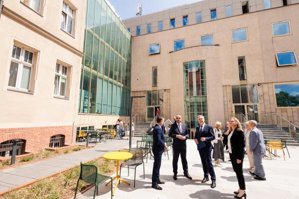 We wtorek 21 maja 2024 r. w murach Akademii Muzycznej im. I.J. Paderewskiego w Poznaniu miało miejsce podsumowanie realizacji dwóch projektów dofinansowanych ze środków Unii Europejskiej. - kliknij aby powiększyć