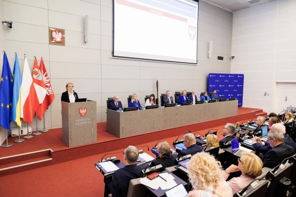 Wręczenie Odznak Honorowych Za zasługi dla województwa wielkopolskiego z okazji Dnia Samorządu Terytorialnego podczas Sesji Sejmiku Województwa Wielkopolskiego- kliknij aby powiększyć