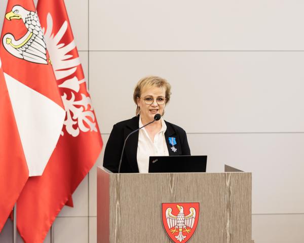 Wręczenie Odznak Honorowych Za zasługi dla województwa wielkopolskiego z okazji Dnia Samorządu Terytorialnego podczas Sesji Sejmiku Województwa Wielkopolskiego- kliknij aby powiększyć
