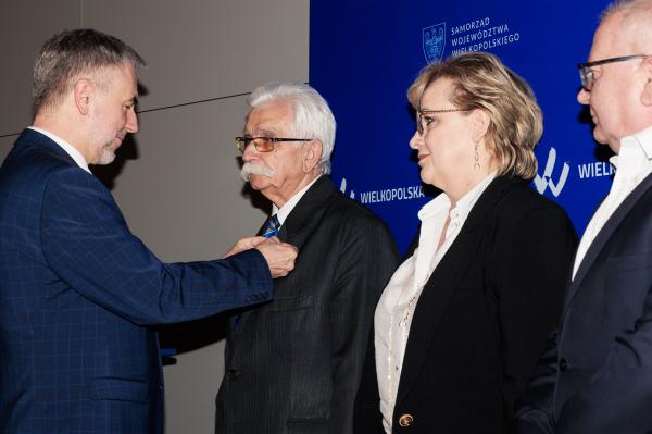 Wręczenie Odznak Honorowych Za zasługi dla województwa wielkopolskiego z okazji Dnia Samorządu Terytorialnego podczas Sesji Sejmiku Województwa Wielkopolskiego- kliknij aby powiększyć
