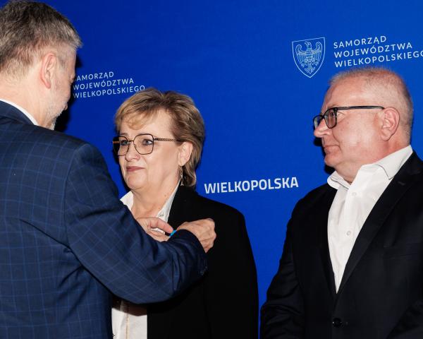 Wręczenie Odznak Honorowych Za zasługi dla województwa wielkopolskiego z okazji Dnia Samorządu Terytorialnego podczas Sesji Sejmiku Województwa Wielkopolskiego- kliknij aby powiększyć