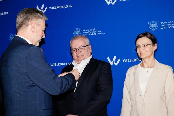 Wręczenie Odznak Honorowych Za zasługi dla województwa wielkopolskiego z okazji Dnia Samorządu Terytorialnego podczas Sesji Sejmiku Województwa Wielkopolskiego- kliknij aby powiększyć