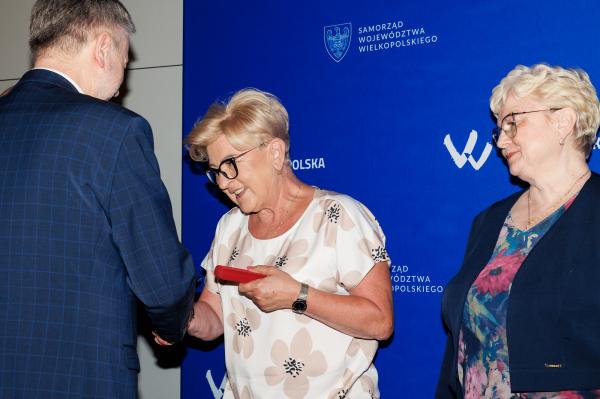 Wręczenie Odznak Honorowych Za zasługi dla województwa wielkopolskiego z okazji Dnia Samorządu Terytorialnego podczas Sesji Sejmiku Województwa Wielkopolskiego- kliknij aby powiększyć