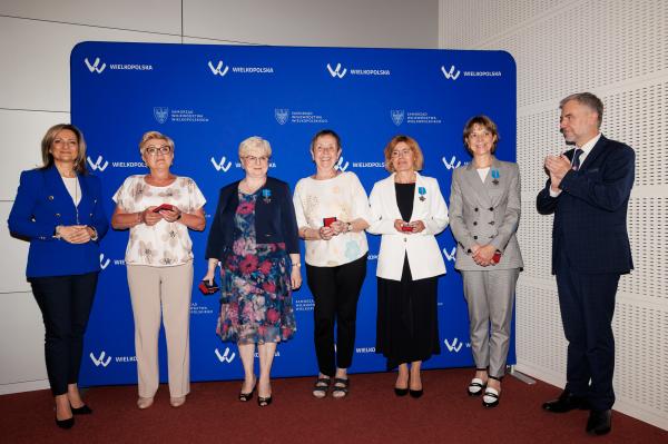 Wręczenie Odznak Honorowych Za zasługi dla województwa wielkopolskiego z okazji Dnia Samorządu Terytorialnego podczas Sesji Sejmiku Województwa Wielkopolskiego- kliknij aby powiększyć