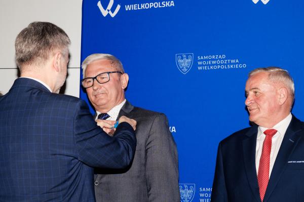 Wręczenie Odznak Honorowych Za zasługi dla województwa wielkopolskiego z okazji Dnia Samorządu Terytorialnego podczas Sesji Sejmiku Województwa Wielkopolskiego- kliknij aby powiększyć