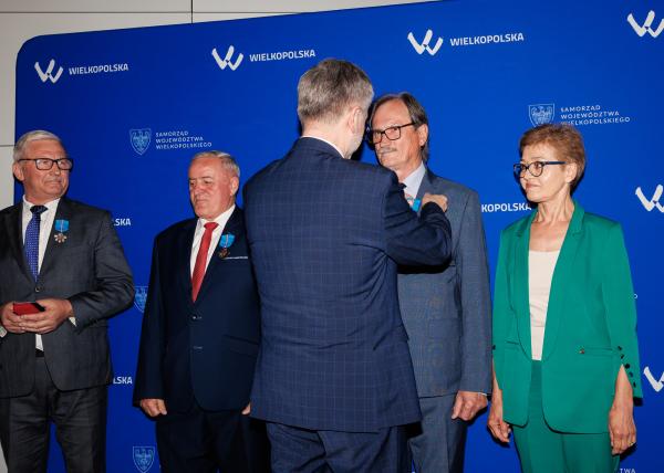 Wręczenie Odznak Honorowych Za zasługi dla województwa wielkopolskiego z okazji Dnia Samorządu Terytorialnego podczas Sesji Sejmiku Województwa Wielkopolskiego- kliknij aby powiększyć