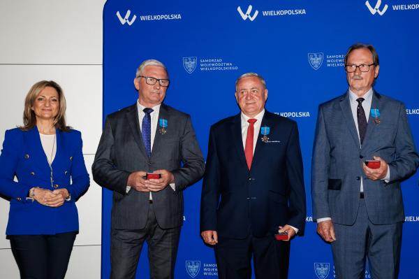 Wręczenie Odznak Honorowych Za zasługi dla województwa wielkopolskiego z okazji Dnia Samorządu Terytorialnego podczas Sesji Sejmiku Województwa Wielkopolskiego- kliknij aby powiększyć