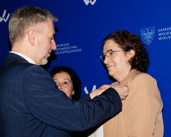 Wręczenie Odznak Honorowych Za zasługi dla województwa wielkopolskiego z okazji Dnia Samorządu Terytorialnego podczas Sesji Sejmiku Województwa Wielkopolskiego- kliknij aby powiększyć