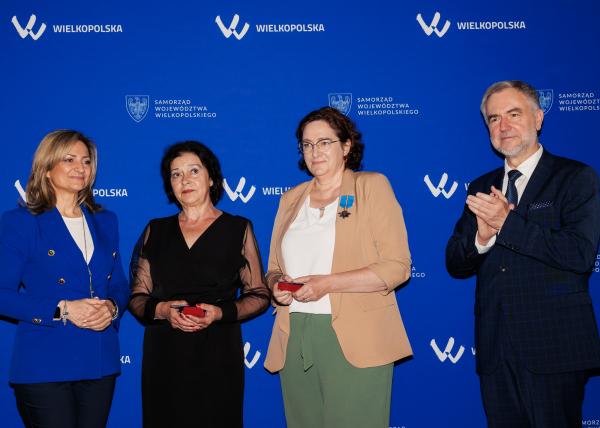 Wręczenie Odznak Honorowych Za zasługi dla województwa wielkopolskiego z okazji Dnia Samorządu Terytorialnego podczas Sesji Sejmiku Województwa Wielkopolskiego- kliknij aby powiększyć