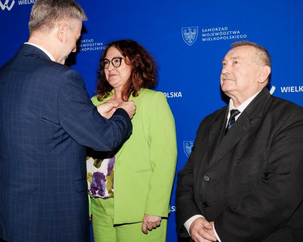 Wręczenie Odznak Honorowych Za zasługi dla województwa wielkopolskiego z okazji Dnia Samorządu Terytorialnego podczas Sesji Sejmiku Województwa Wielkopolskiego- kliknij aby powiększyć