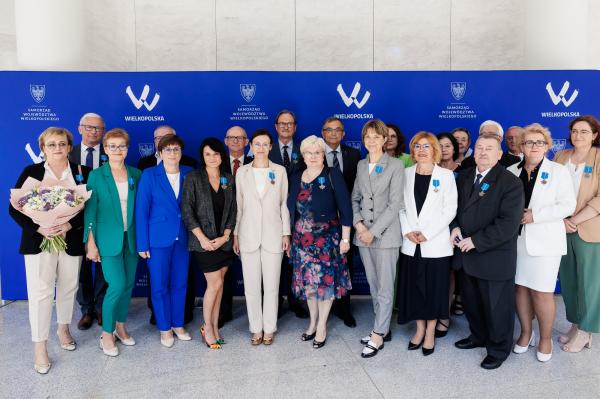 Wręczenie Odznak Honorowych Za zasługi dla województwa wielkopolskiego z okazji Dnia Samorządu Terytorialnego podczas Sesji Sejmiku Województwa Wielkopolskiego- kliknij aby powiększyć