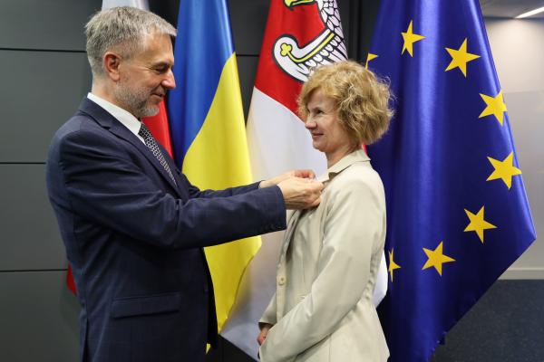 Agata Majcherczak, Skarbnik Gminy Pobiedziska odebrała Odznakę Honorową Za zasługi dla województwa wielkopolskiego z rąk Marka Woźniaka, Marszałka Województwa Wielkopolskiego podczas spotkania 5 lipca 2024 r. - kliknij aby powiększyć