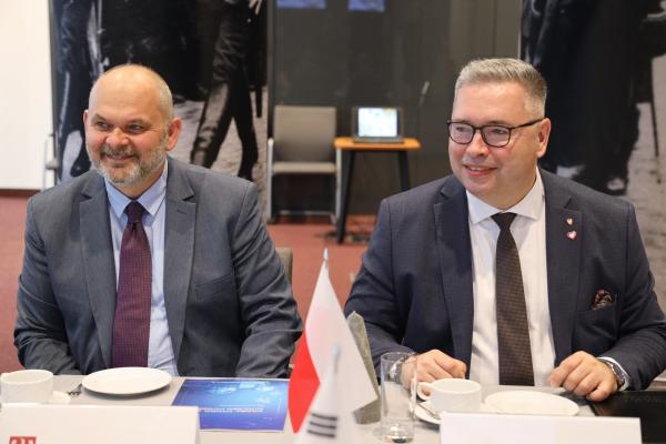 28 czerwca 2024 r. Członek Zarządu Województwa Wielkopolskiego Jacek Bogusławski, przy udziale Macieja Sytka, Pełnomocnika Zarządu Województwa Wielkopolskiego ds. restrukturyzacji Wielkopolski Wschodniej oraz Prezesa Zarządu Spółki Agencja Rozwoju Regionalnego S.A. w Koninie, spotkał się w Urzędzie Marszałkowskim Województwa Wielkopolskiego w Poznaniu z delegacją Korea Hydro & Nuclear Power Co. Ltd. (KHNP), na czele której stał Członek Zarządu KHNP, Dyrektor Wykonawczy In-sik Park. Delegacji koreańskiego koncernu energetycznego towarzyszył Jego Ekscelencja Ambasador Republiki Korei w RP Hoon-min Lim.- kliknij aby powiększyć