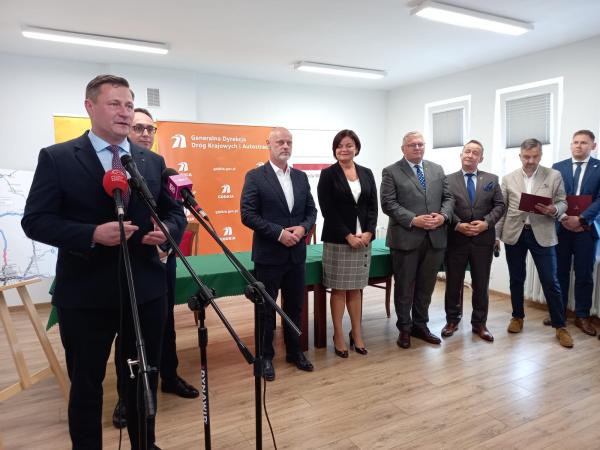 Podpisanie umowy na budowę odcinka drogi S10 Wałcz – Piła Północ.- kliknij aby powiększyć