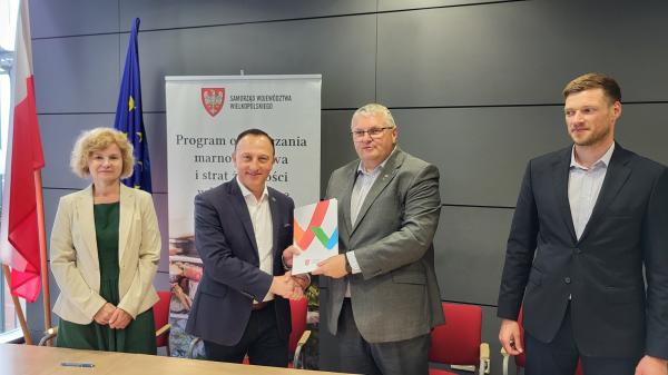 Wicemarszałek Krzysztof Grabowski podpisał umowy na realizację kolejnych dwóch projektów z konkursu Wielkopolskie Jadłodzielnie.- kliknij aby powiększyć