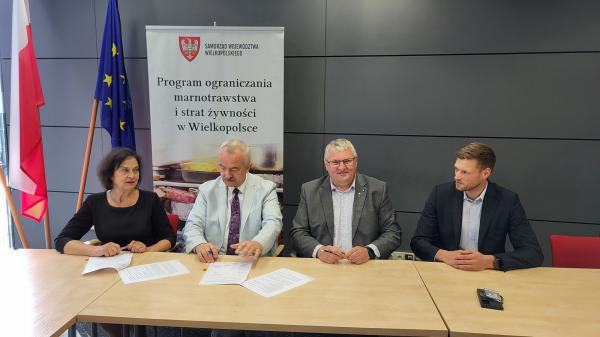 Wicemarszałek Krzysztof Grabowski podpisał umowy na realizację kolejnych dwóch projektów z konkursu Wielkopolskie Jadłodzielnie.- kliknij aby powiększyć