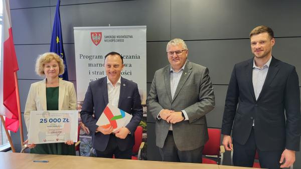Wicemarszałek Krzysztof Grabowski podpisał umowy na realizację kolejnych dwóch projektów z konkursu Wielkopolskie Jadłodzielnie.- kliknij aby powiększyć