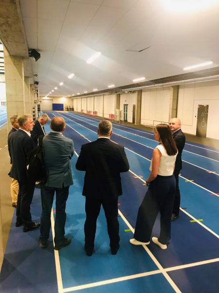 Marszałek Marek Woźniak oraz Jacek Bogusławski, Członek Zarządu Województwa Wielkopolskiego odwiedzili halę lekkoatletyczną we Wrocławiu.- kliknij aby powiększyć