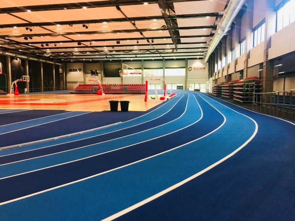Marszałek Marek Woźniak oraz Jacek Bogusławski, Członek Zarządu Województwa Wielkopolskiego odwiedzili halę lekkoatletyczną we Wrocławiu.- kliknij aby powiększyć