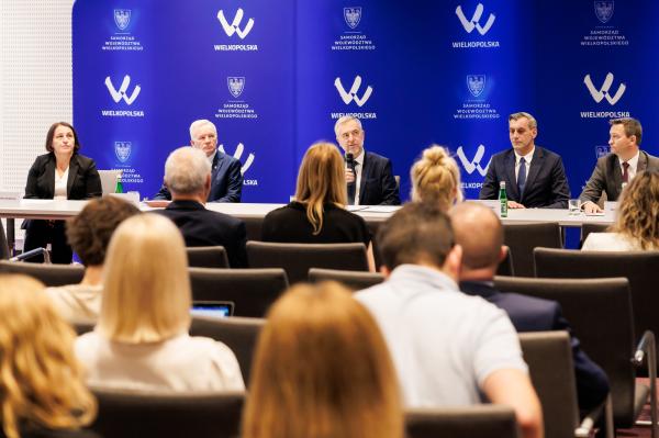  Konferencja prasowa: Fundusze Europejskie dla Wielkopolski na rozwój gospodarki wodno-ściekowej- kliknij aby powiększyć