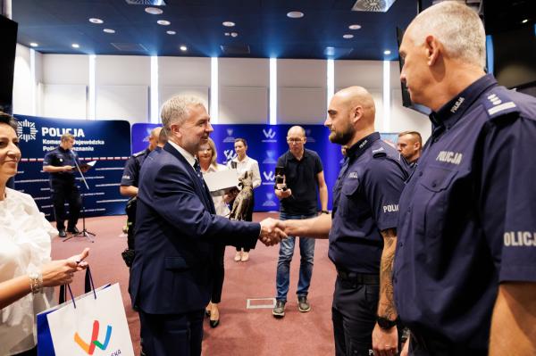 Marszałek Marek Woźniak spotkał się z laureatami wojewódzkich eliminacji do XXI Kynologicznych Mistrzostw Policji.- kliknij aby powiększyć