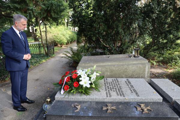 Marszałek Marek Woźniak przy grobie Pułkownika Włodzimierza Gedymina na Cmentarzu Zasłużonych Wielkopolan w Poznaniu, 2 września 2024 r. - kliknij aby powiększyć