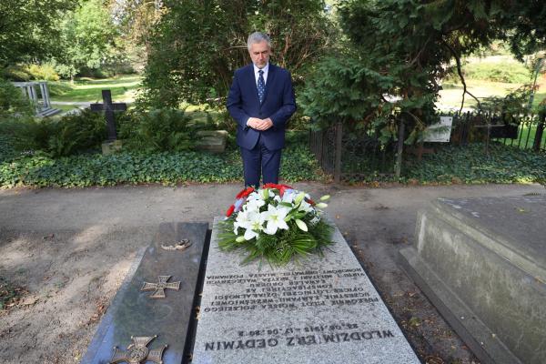 Marszałek Marek Woźniak przy grobie Pułkownika Włodzimierza Gedymina na Cmentarzu Zasłużonych Wielkopolan w Poznaniu, 2 września 2024 r. - kliknij aby powiększyć