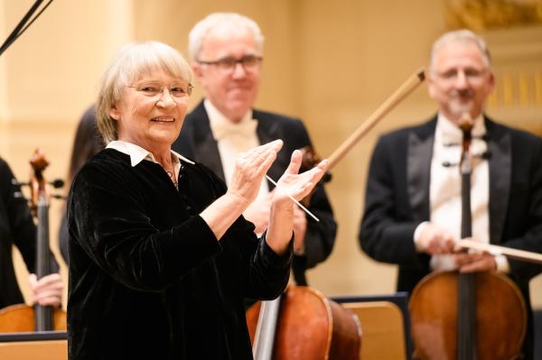 13 października 2024 r. w Auli UAM w Poznaniu Maestra Agnieszka Duczmal symbolicznie przekazała batutę swojej następczyni Annie Duczmal-Mróz- kliknij aby powiększyć