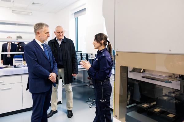Marszałek Marek Woźniak wziął udział w otwarciu nowej siedziby Laboratorium Kryminalistycznego Komendy Wojewódzkiej Policji w Poznaniu- kliknij aby powiększyć