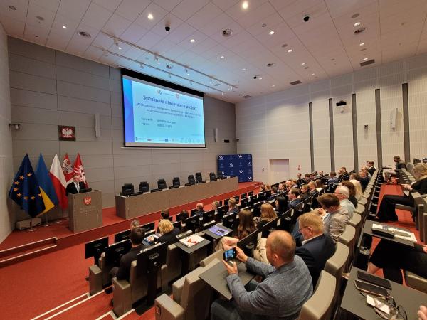 Marszałek Jacek Bogusławski otwiera spotkanie- kliknij aby powiększyć