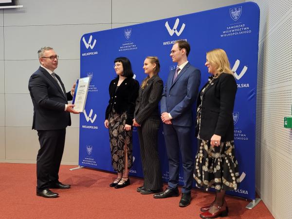 Wręczenie dyplomu kołu naukowemu Przyrodników UAM- kliknij aby powiększyć