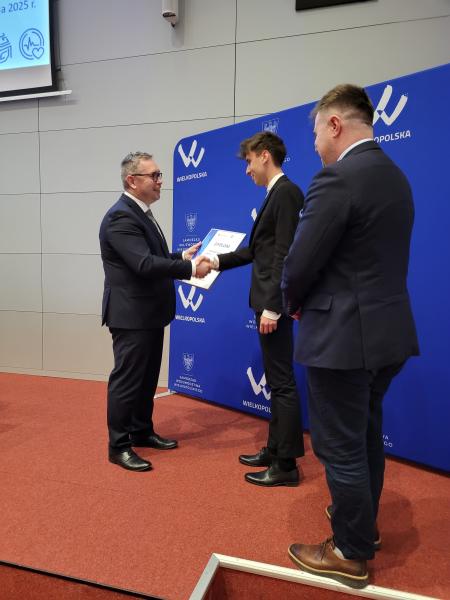 Wręczenie dyplomu kołu naukowemu PUT Powertrain- kliknij aby powiększyć