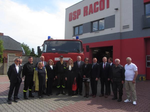 Przekazanie specjalnych samochodów pożarniczych z wielkopolskich gmin do Mołdawii- kliknij aby powiększyć