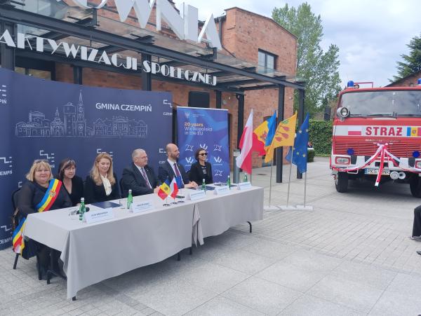 Przekazanie specjalnych samochodów pożarniczych z wielkopolskich gmin do Mołdawii- kliknij aby powiększyć