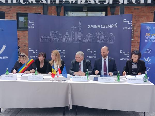 Przekazanie specjalnych samochodów pożarniczych z wielkopolskich gmin do Mołdawii- kliknij aby powiększyć