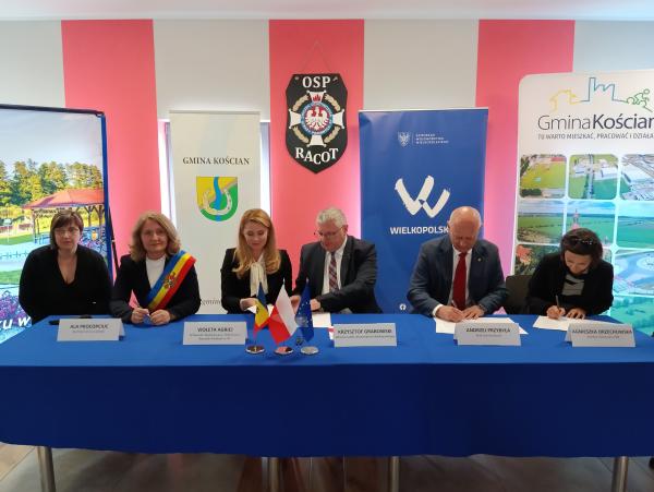 Przekazanie specjalnych samochodów pożarniczych z wielkopolskich gmin do Mołdawii- kliknij aby powiększyć