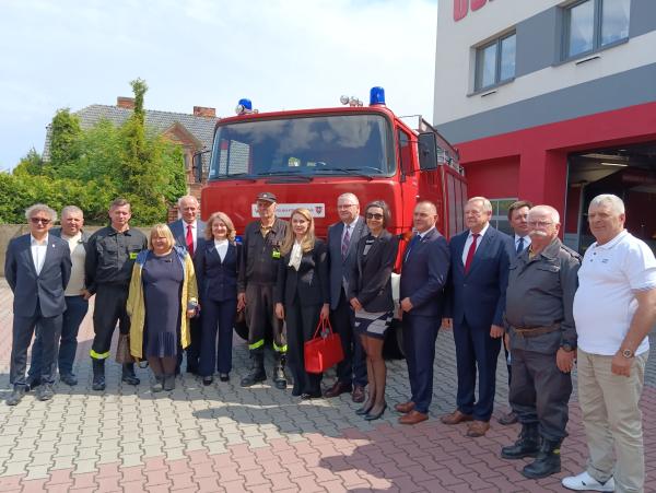 Przekazanie specjalnych samochodów pożarniczych z wielkopolskich gmin do Mołdawii- kliknij aby powiększyć