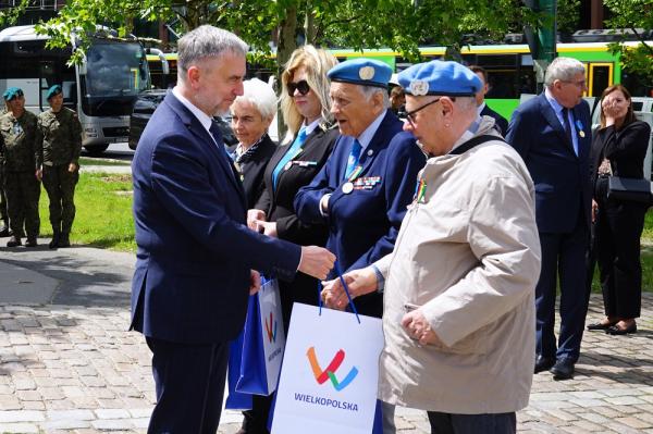 Obchody Dnia Weterana Działań Poza Granicami Państwa oraz Międzynarodowego Dnia Uczestnika Misji Pokojowych Organizacji Narodów Zjednoczonych w Poznaniu, fot. WUW Poznań, Tomasz Siwiński.- kliknij aby powiększyć