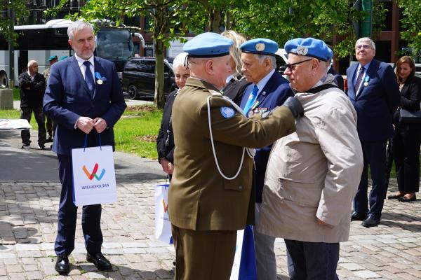 Obchody Dnia Weterana Działań Poza Granicami Państwa oraz Międzynarodowego Dnia Uczestnika Misji Pokojowych Organizacji Narodów Zjednoczonych w Poznaniu, fot. WUW Poznań, Tomasz Siwiński.- kliknij aby powiększyć