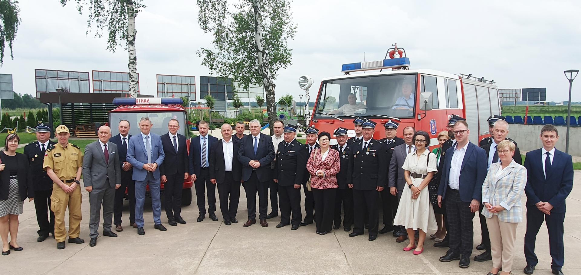  Przekazanie specjalnych samochodów pożarniczych z Gminy Ostrów Wlkp. do  - zobacz więcej