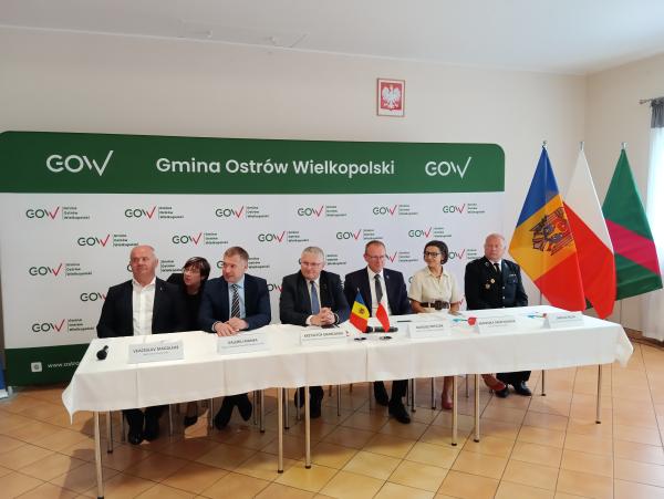 Przekazanie specjalnych samochodów pożarniczych z Gminy Ostrów Wlkp. do Mołdawii- kliknij aby powiększyć