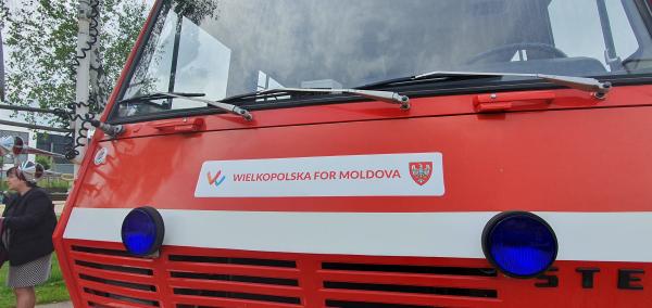 Przekazanie specjalnych samochodów pożarniczych z Gminy Ostrów Wlkp. do Mołdawii- kliknij aby powiększyć