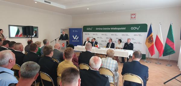 Przekazanie specjalnych samochodów pożarniczych z Gminy Ostrów Wlkp. do Mołdawii- kliknij aby powiększyć