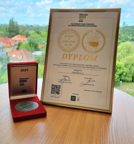 Okolicznościowy medal i dyplom dla Województwa Wielkopolskiego przyznany w kategorii współpraca- kliknij aby powiększyć
