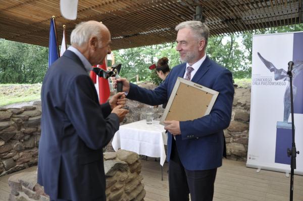 Marszałek Marek Woźniak wręczył Nagrodę Lednickiego Orła Piastowskiego prof. dr hab. Jackowi Banaszkiewiczowi- kliknij aby powiększyć