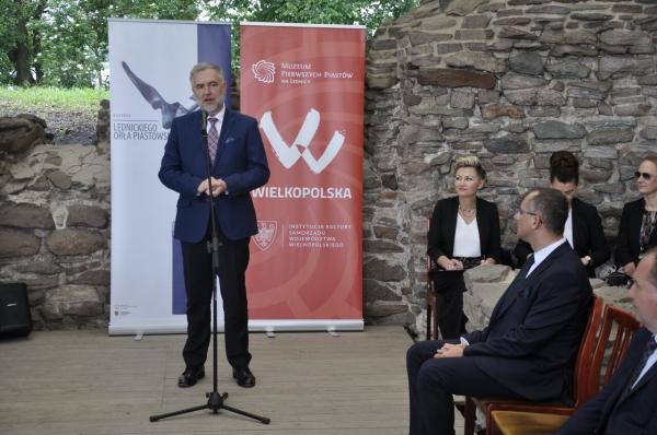 Marszałek Marek Woźniak wręczył Nagrodę Lednickiego Orła Piastowskiego prof. dr hab. Jackowi Banaszkiewiczowi- kliknij aby powiększyć