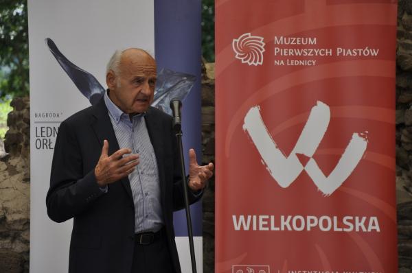 Marszałek Marek Woźniak wręczył Nagrodę Lednickiego Orła Piastowskiego prof. dr hab. Jackowi Banaszkiewiczowi- kliknij aby powiększyć