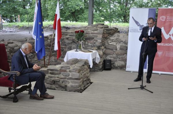 Marszałek Marek Woźniak wręczył Nagrodę Lednickiego Orła Piastowskiego prof. dr hab. Jackowi Banaszkiewiczowi- kliknij aby powiększyć