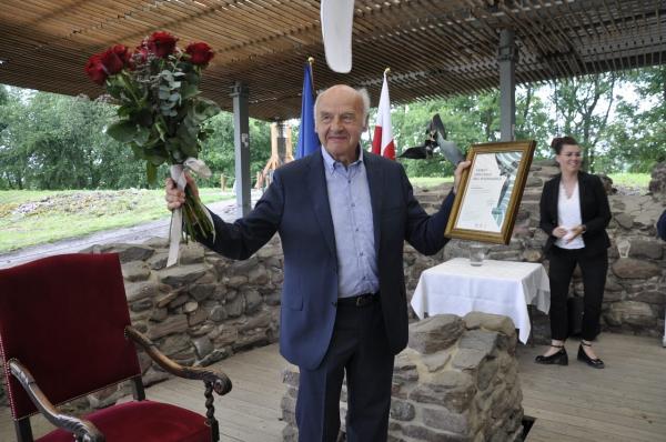 Marszałek Marek Woźniak wręczył Nagrodę Lednickiego Orła Piastowskiego prof. dr hab. Jackowi Banaszkiewiczowi- kliknij aby powiększyć